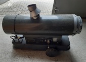 Nagrzewnica powietrza FARMER P20 (zasilanie: 230 V, 50 Hz, 0,25 kW, moc cieplna: 20 kW, wydatek wentylatora: 1750 m3/h powietrza, przenośna, zasilana olejem opałowym lekkim lub olejem napędowym, klasa szczelności IP-44, posiada system odprowadzenia spalin na zewnątrz) 